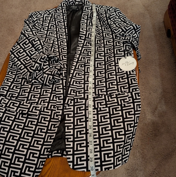 Milk & Honey black/white lined blazer, size XL - Picture 6 of 10
